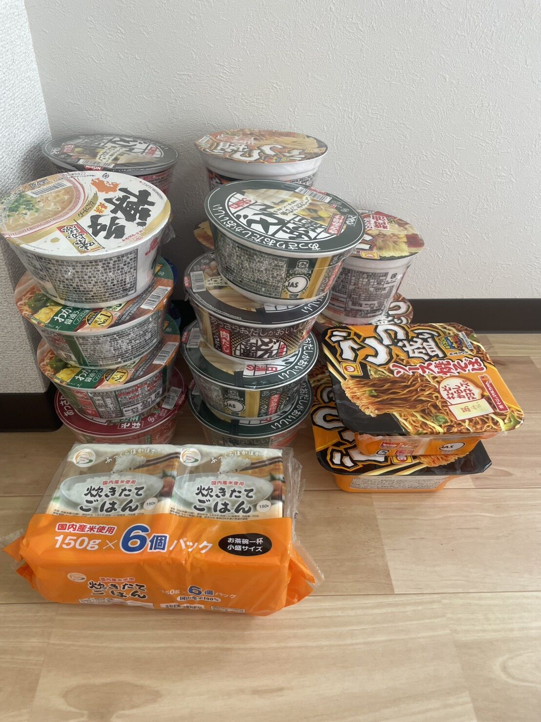 レトルトご飯やカップ麺など当面の食料の一例