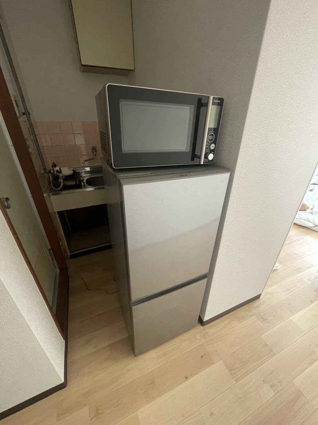 入居物件に備え付けの冷蔵庫と電子レンジ